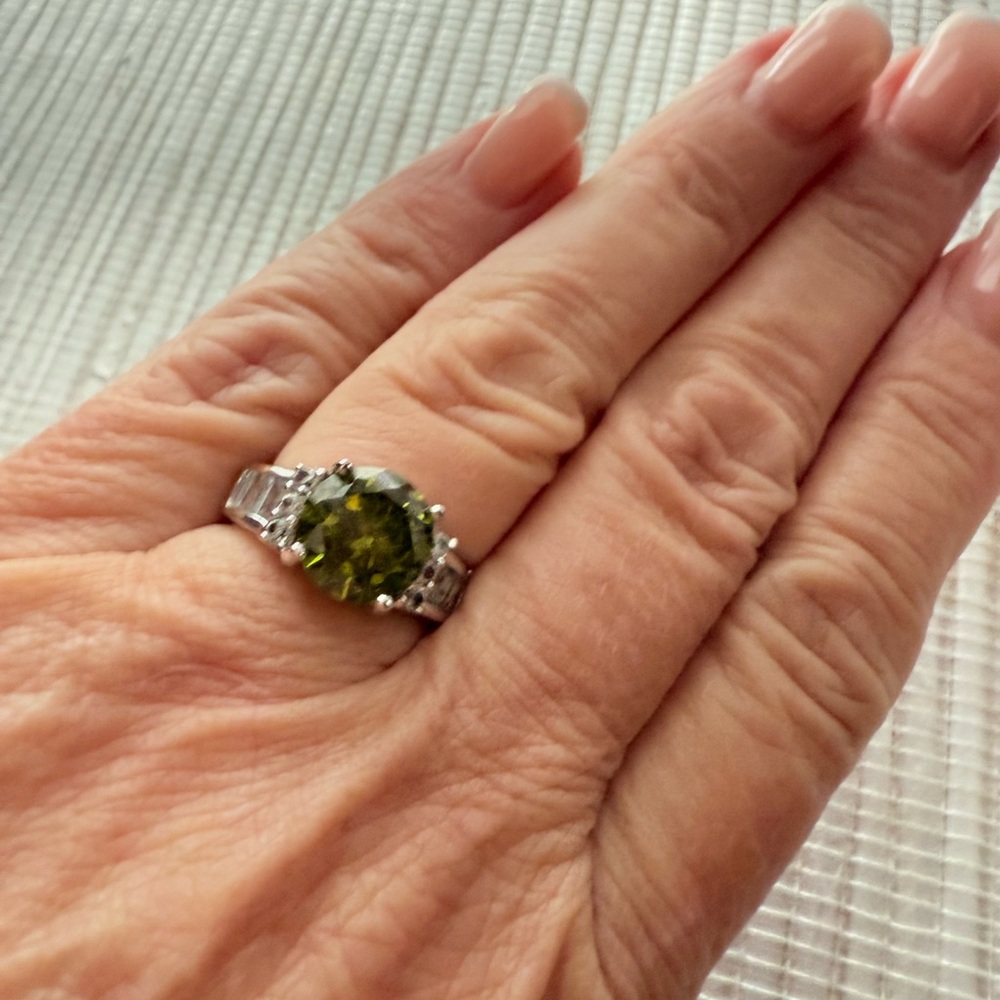 Elegant olivine cz Silver Ring